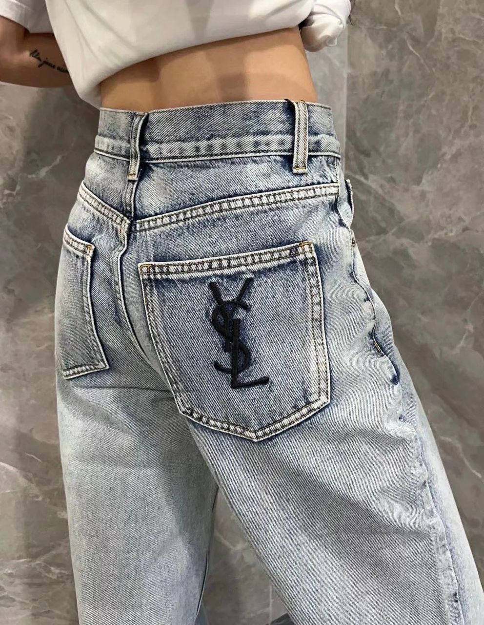 High-waisted jeans